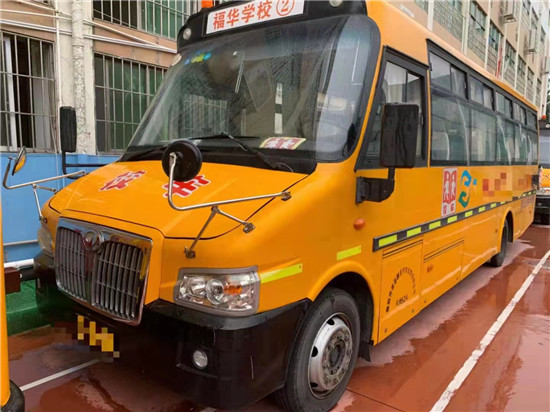 51座校車